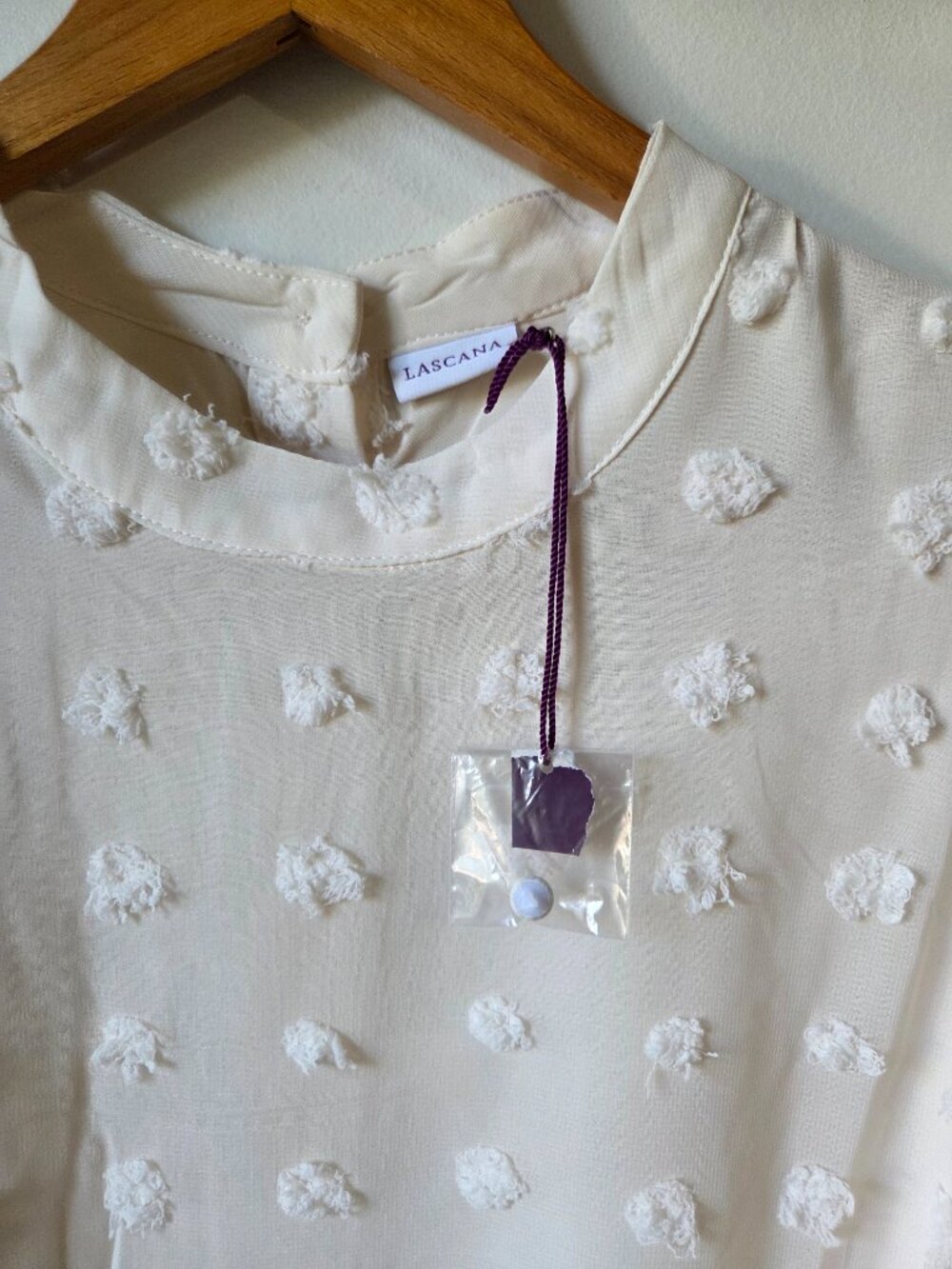 NEW NEVER WORN LASCANA TEXTURED CREAM TOP PUFFED SLEEVES M - Picture 9 of 16
